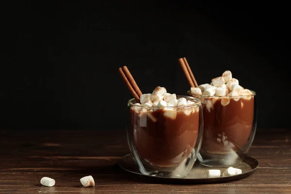 Zwei Gläser Mit Kakao Kaffee Schokolade Mit Marshmallows Und Zimtstangen — Stockfoto