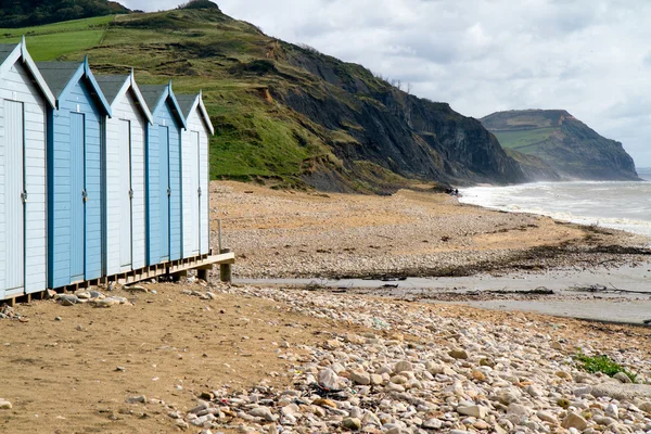 Strand hutten op charmouth strand in dorset — Stockfoto
