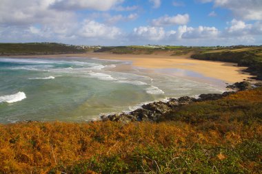 newquay yakınındaki plajda crantock Cornwall sonbahar