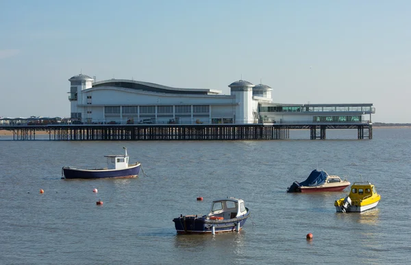 Båtar weston-super-mare bay och utsikt mot grand pier — Stockfoto