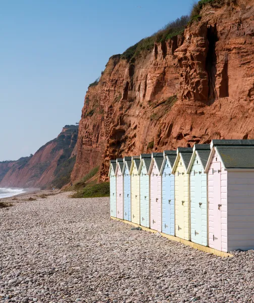 Beach huts and sandstone cliffs Budleigh Salterton Devon — Stockfoto