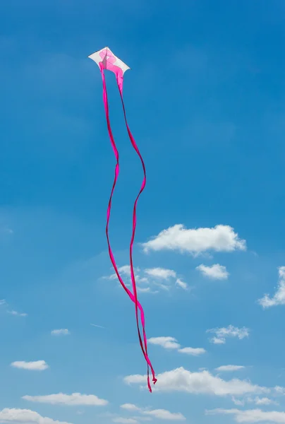 Pink ribbon kite against blue sky — Stock Photo, Image
