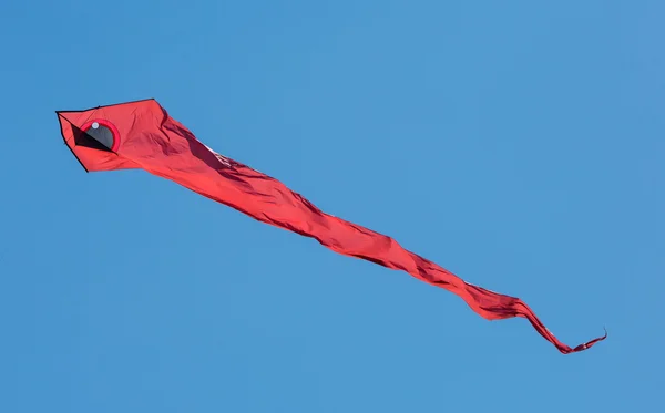 Red kite against blue sky — Stock Photo, Image