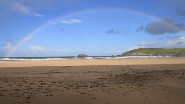 Arco iris en la playa Cornwall Inglaterra Reino Unido — Vídeo de stock