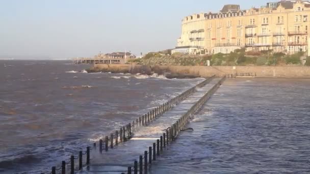 Olas rompiendo sobre Marine Lake Causeway Weston-super-mare Somerset — Vídeo de stock