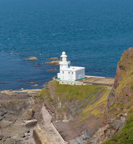 Leuchtturm auf Felsen — Stockfoto