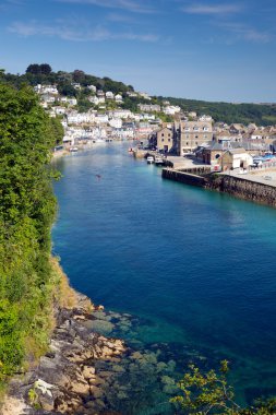 Looe beach liman ve liman cornwall İngiltere ile mavi deniz güneşli yaz gününde