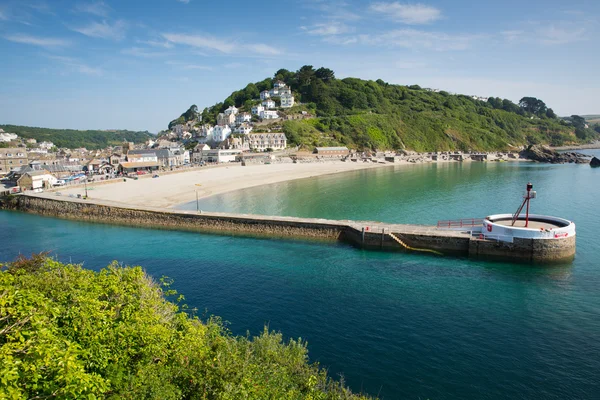 Looe přístavu england cornwall s modrým mořem za slunečného letního dne — Stock fotografie