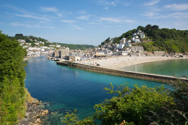 Looe cornwall İngiltere ile mavi deniz güneşli yaz gününde