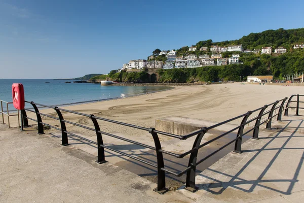 Looe pobřeží Cornwallu Anglie s modrým mořem za slunečného letního dne — Stock fotografie