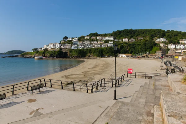 Looe deniz kıyısında Cornwall'a İngiltere ile gün güneşli yaz mavi deniz — Stok fotoğraf