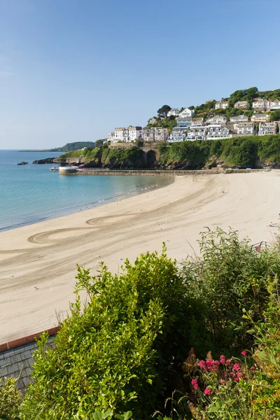 Looe piaszczystej plaży anglia błękitne morze w słoneczny letni dzień — Zdjęcie stockowe