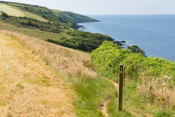 Caminho da costa sudoeste de Polkerris Cornwall em direção ao sul em um belo dia de verão — Fotografia de Stock