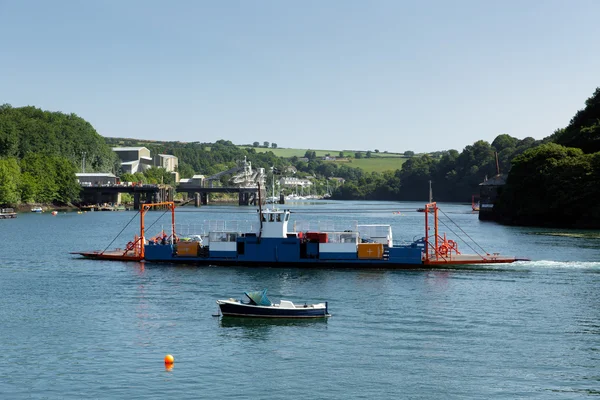 Bodinnick ferry de coches cruzando el río Fowey Cornwall — Foto de Stock