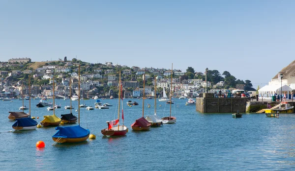 Barcos en Fowey río Cornwall Inglaterra cerca de St Austell en un hermoso día de verano — Foto de Stock