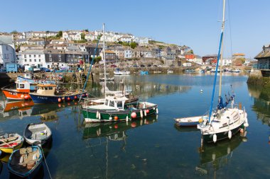 Mevagissey cornwall İngiltere üzerinde güzel bir mavi gökyüzü yaz günü limanda tekne