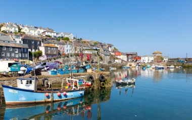 Mevagissey cornwall İngiltere üzerinde güzel bir mavi gökyüzü yaz günü limanda tekne