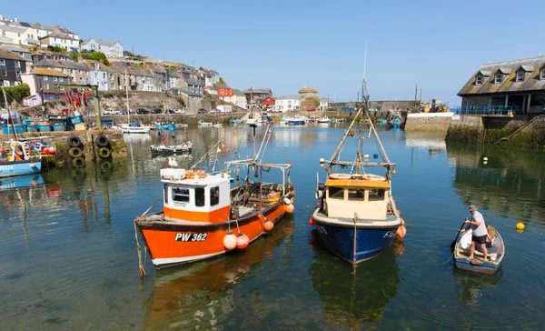 여름날 아름 다운 푸른 하늘에 있는 항구에서 Mevagissey 콘월 영국 배 — 스톡 사진