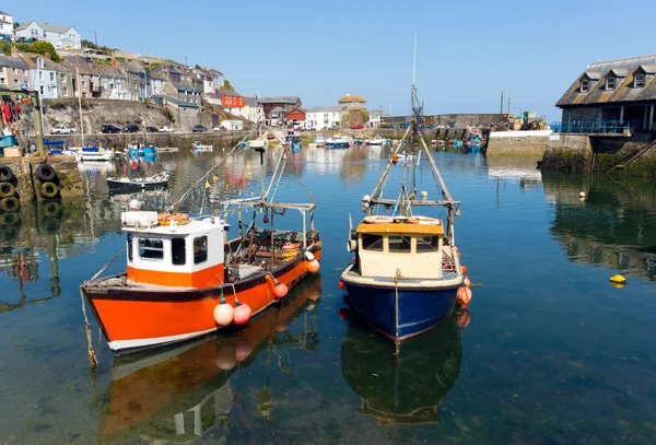 Mevagissey Cornwall England boats in the harbour on a beautiful blue sky summer day — Stock Photo, Image