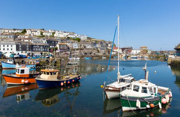 Mevagissey Cornwall Anglia hajók a kikötőben, a gyönyörű kék égen, a nyári nap — Stock Fotó