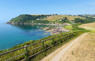 sahil yolu talland defne shingle Plajı güzel mavi kurnaz güneşli bir günde looe ve polperro cornwall İngiltere İngiltere arasında
