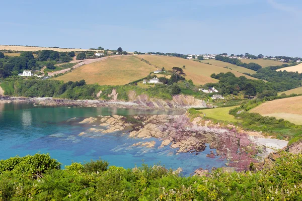 Talland bay mezi looe a polperro cornwall Anglie uk na krásné modré sly slunečný den — Stock fotografie