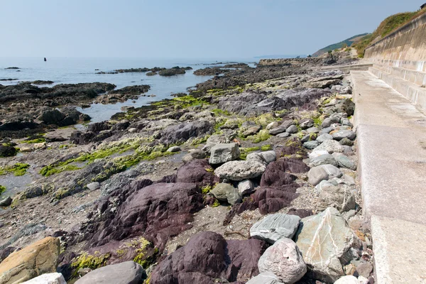 Ποικιλόχρωμους βράχους μεταξύ Ανατολής και Δύσης παραλίες στο portwrinkle whitsand κόλπο κοντά looe Κορνουάλη Αγγλία Ηνωμένο Βασίλειο — Φωτογραφία Αρχείου
