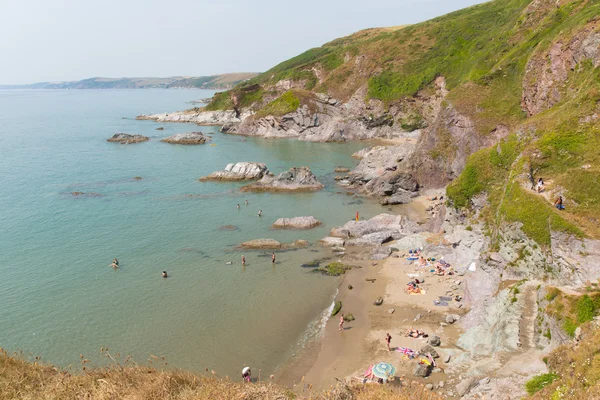 Lidé na whitsand bay beach cornwall pobřeží Anglie uk — Stock fotografie