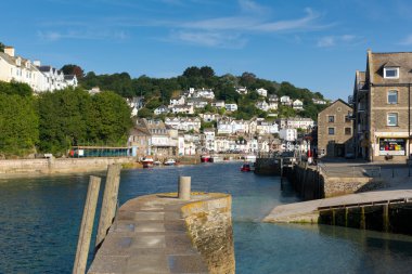 Looe liman duvar ve kasaba cornwall İngiltere ile mavi deniz
