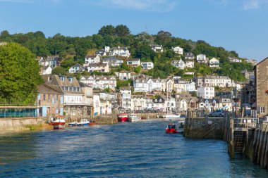 Looe cornwall İngiltere ile mavi deniz güneşli yaz gününde