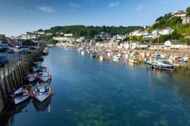 Looe nehir cornwall İngiltere İngiltere tekneler yat ve mavi deniz ve gökyüzü ile