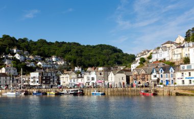 Looe cornwall İngiltere İngiltere tekneler Yat Limanı ve mavi deniz ve gökyüzü