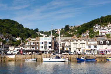 Looe cornwall İngiltere İngiltere tekneler Yat Limanı ve mavi deniz ve gökyüzü