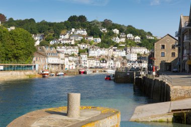 Looe cornwall İngiltere İngiltere tekneler Yat Limanı ve mavi deniz ve gökyüzü