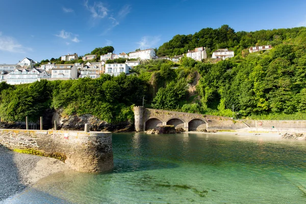 Muralla del puerto y mar verde Looe Cornwall Inglaterra — Foto de Stock