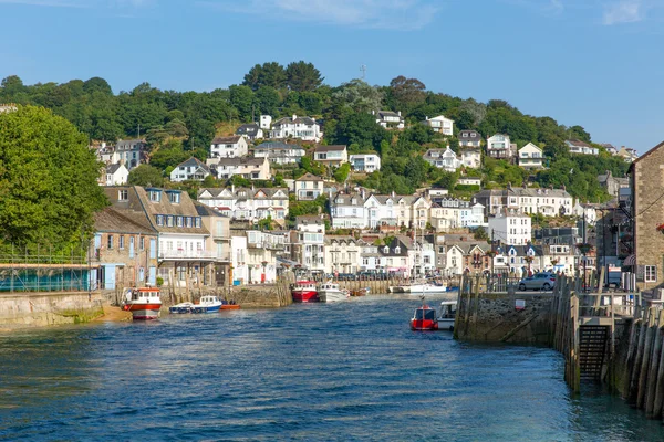 Looe cornwall Anglie s modrým mořem za slunečného letního dne — Stock fotografie