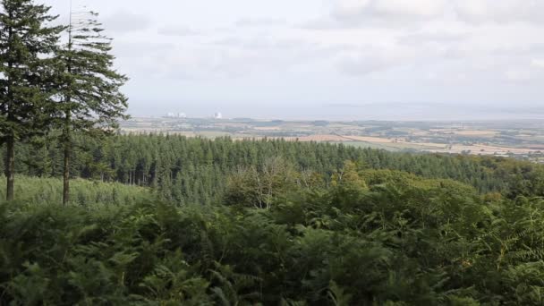 Blick von den Quantock-Hügeln auf England mit Blick auf das Atomkraftwerk Hinkley Point und den Bristol-Kanal — Stockvideo