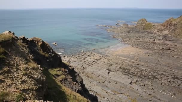 Strati rocciosi sulla spiaggia rocciosa — Video Stock