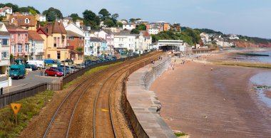 dawlish devon İngiltere ile demiryolu parça ve mavi gökyüzü yaz gün denizde görünümünü