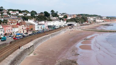 Dawlish devon İngiltere ile plaj demiryolu parça ve mavi gökyüzü yaz gün denizde