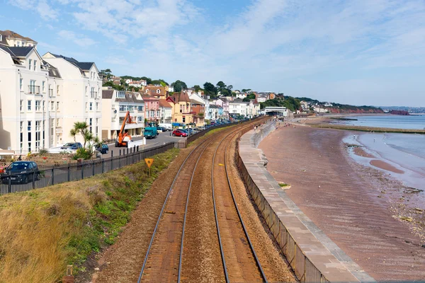 Dawlish Devon Inghilterra con spiaggia ferrovia e mare su cielo blu giorno d'estate — Foto Stock