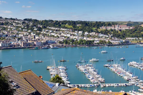 Dartmouth devon a lodě v přístavu na řece dart z kingswear — Stock fotografie