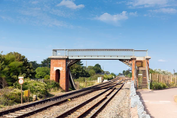 Ponte sul binario ferroviario con cielo blu — Foto Stock
