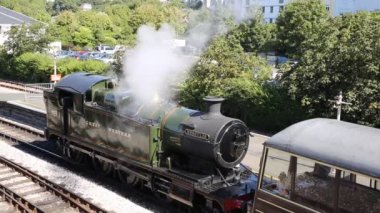 buharlı tren tren istasyonunda buhar kapalı icar