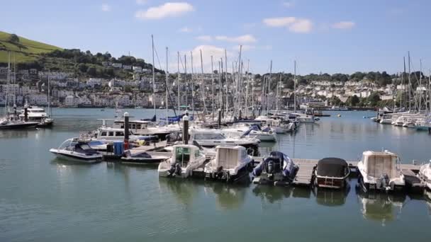 Tekneler ve yatlar dartmouth devon nehir dart kingswear tarafta liman — Stok video