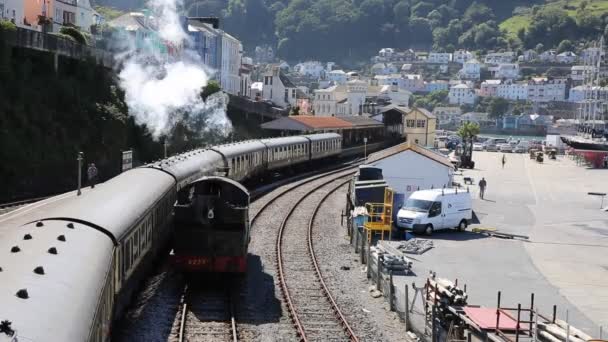 Train à vapeur approchant et lâchant de la vapeur — Video