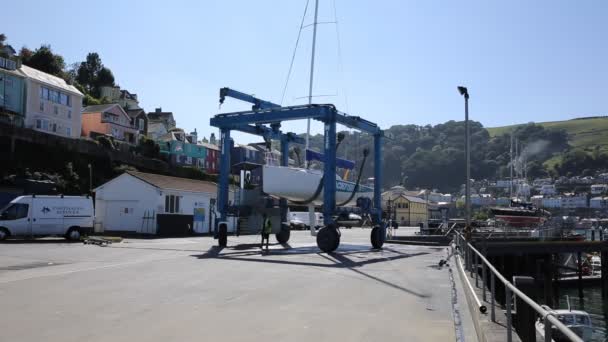 Barco grande que está sendo movido para fora da água pelo guindaste no porto antes da limpeza a vapor — Vídeo de Stock