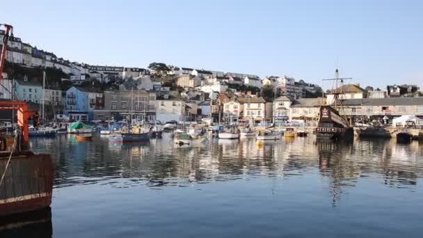 Porto di Brixham Devon con barche ormeggiate in una tranquilla giornata estiva con cielo blu. Una tradizionale scena costiera inglese . — Video Stock