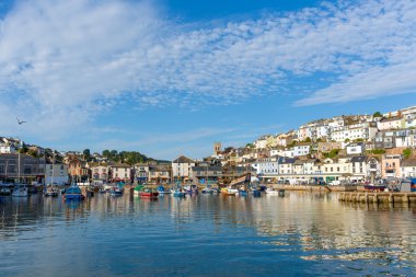 Brixham, İngiltere'de geleneksel sahil sahne mavi gökyüzü ile devon liman