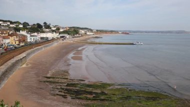 Dawlish devon İngiltere ile plaj demiryolu parça ve mavi gökyüzü yaz gün denizde